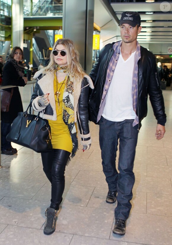 Les amoureux Fergie enceinte et Josh Duhamel arrivent à Londres le 19 février 2013
