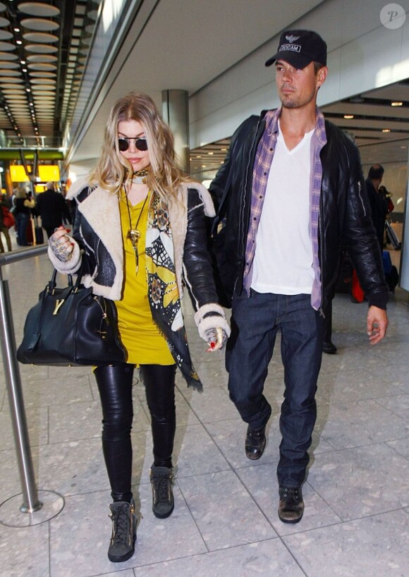 La chanteuse Fergie enceinte et le comédien Josh Duhamel arrivent à Londres le 19 février 2013