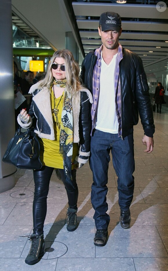 Fergie, enceinte, fait sa première apparition depuis l'annonce de la grossesse et Josh Duhamel arrivent à Londres le 19 février 2013