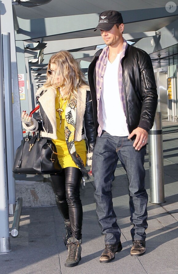 Fergie enceinte et Josh Duhamel arrivent à Londres le 19 février 2013