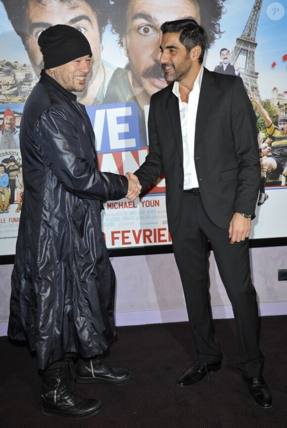 Pascal Obispo salue l'humoriste Ary Abittan lors de l'avant-première du film Vive la France à l'UGC Bercy à Paris le 19 février 2013.