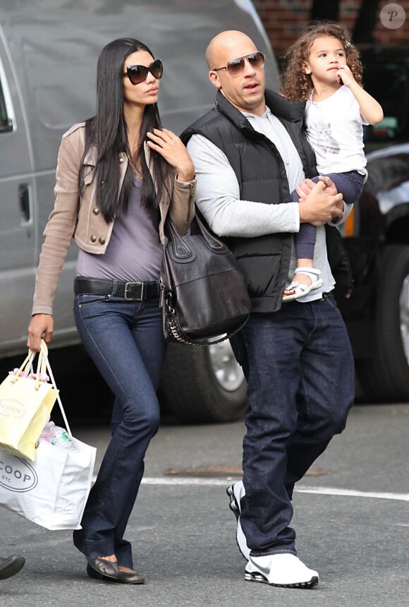 Vin Diesel avec sa chérie Paloma Jimenez et leur fille Hania Riley, en promenade le jour de la fête des mères, à New York, le 8 mai 2011. 