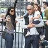 Vin Diesel avec sa chérie Paloma Jimenez et leur fille Hania Riley, en promenade le jour de la fête des mères, à New York, le 8 mai 2011.