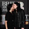 Lana Del Rey et son compagnon Barrie James O'Neil à la soirée des Brit Awards 2013, à Londres, le 20 février 2013. Le duo s'est embrassé sur le tapis rouge.
