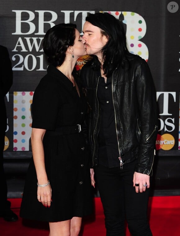 Lana Del Rey et son compagnon Barrie James O'Neil à la soirée des Brit Awards 2013, à Londres, le 20 février 2013. Le duo s'est embrassé sur le tapis rouge.