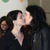 Lana Del Rey et son compagnon Barrie James O'Neil à la soirée des Brit Awards 2013, à Londres, le 20 février 2013. Le couple s'est embrassé sur le tapis rouge.