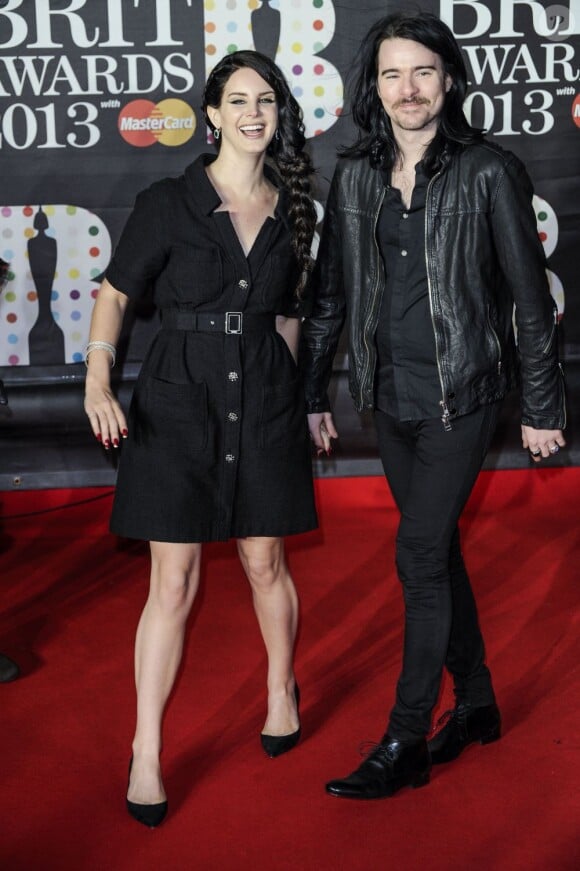 Lana Del Rey et son compagnon Barrie James O'Neil à la soirée des Brit Awards 2013, à Londres, le 20 février 2013. Le deux amoureux se sont embrassés sur le tapis rouge.