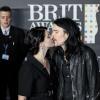 Lana Del Rey et son compagnon Barrie James O'Neil à la soirée des Brit Awards 2013, à Londres, le 20 février 2013. Le couple s'est embrassé sur le tapis rouge.