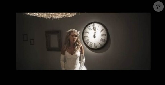 Aurore Delplace dans le clip de Cendrillon, comédie musicale dont elle interprète le rôle-titre