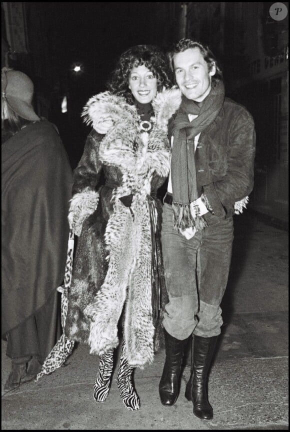 Marisa Berenson et Helmut Berger à Paris, en novembre 1975.
