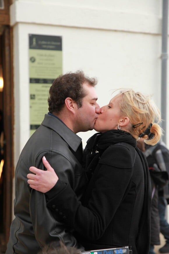 Exclu - "Qui Veut Epouser Mon Fils ? 2" : Cindy et Frédric s'embrassent sur l'Ile d'Oléron lors du tournage de l'émission en novembre 2011.