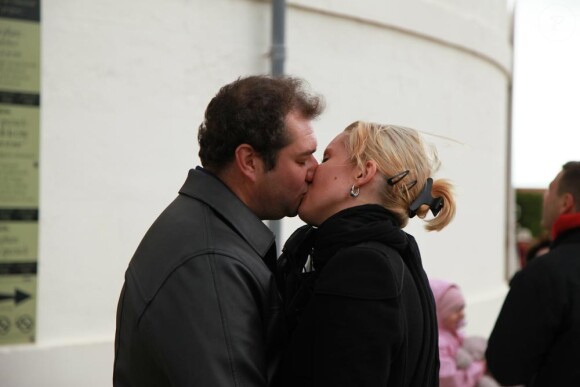 Exclu - "Qui Veut Epouser Mon Fils ? 2" : Cindy et Frédric s'embrassent sur l'Ile d'Oléron lors du tournage de l'émission en novembre 2011. Diffusion novembre 2012.