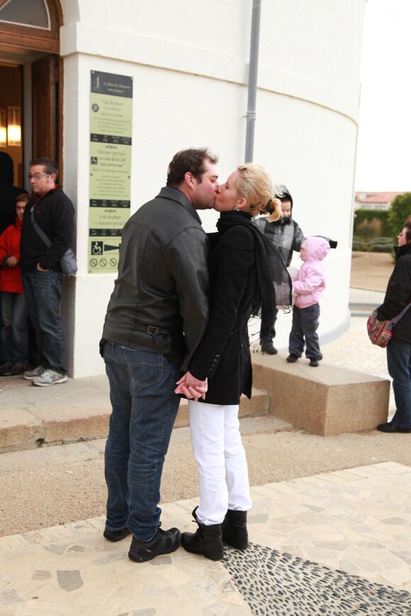 Exclu - "Qui Veut Epouser Mon Fils ? 2" : Cindy et Frédric s'embrassent sur l'Ile d'Oléron lors du tournage de l'émission en novembre 2011.