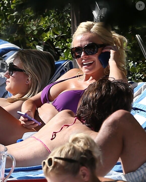 Katherine Jenkins au bord de la piscine de son hôtel, en vacances à Miami le 7 février 2013.