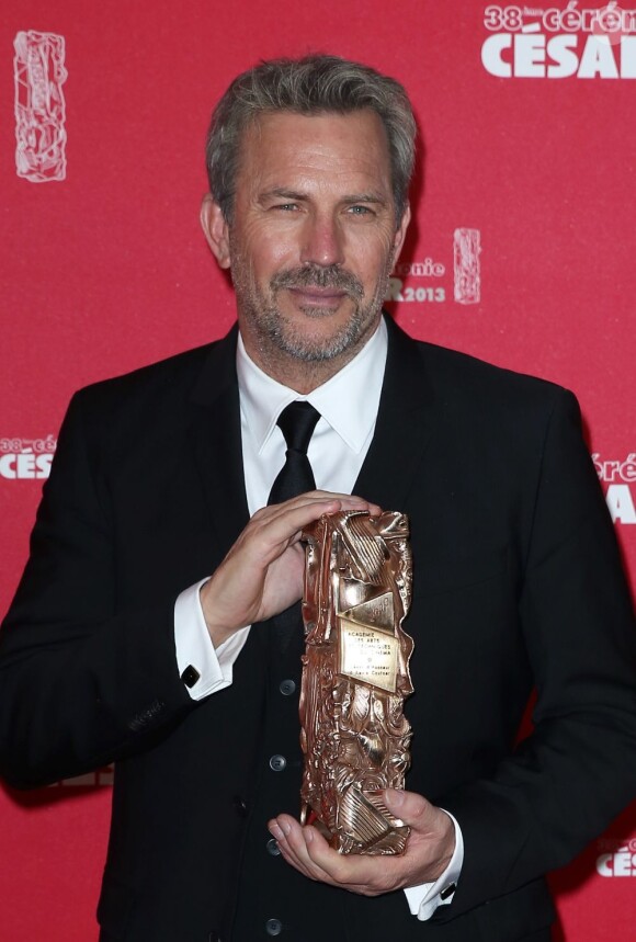 Kevin Costner pendant le photocall des lauréats à la 38e Cérémonie des César du Cinéma au Théâtre du Châtelet à Paris, le 22 février 2013.