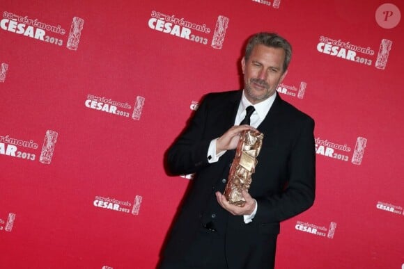 Kevin Costner pose avec César d'honneur lors du photocall en pressroom pendant la 38e Cérémonie des César du Cinéma au Théâtre du Châtelet à Paris, le 22 février 2013.