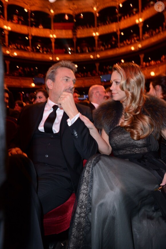 Kevin Costner et sa femme Christine Baumgartner avant la 38e Cérémonie des César du Cinéma au Théâtre du Châtelet à Paris, le 22 février 2013.
