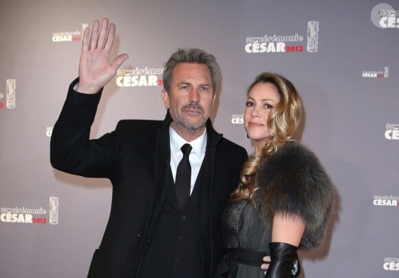 Kevin Costner et sa femme Christine Baumgartner arrivent à la 38e Cérémonie des César du Cinéma au Théâtre du Châtelet à Paris, le 22 février 2013.