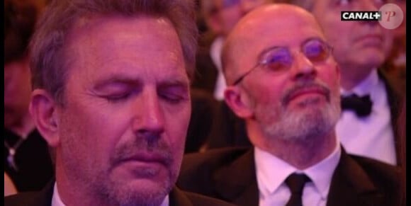 Kevin Costner, les yeux fermés, pendant les César 2013.