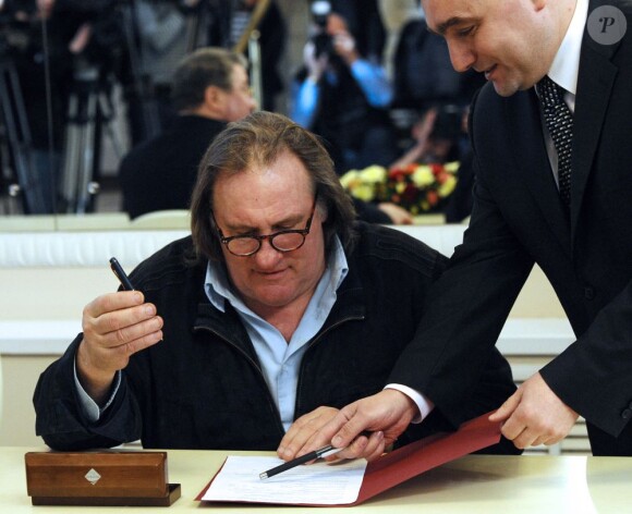 Gérard Depardieu s'enregistrait officiellement comme résident de Mordovie au Théâtre national de Saransk, le 23 février 2013. L'acteur s'est enregistré au 1, rue de la Démocratie (Demokraticheskaïa), ce qui correspond à l'adresse de membres de la famille de son ami Nikolaï Borodatchev, directeur du Fonds d'archives cinématographiques russes. 