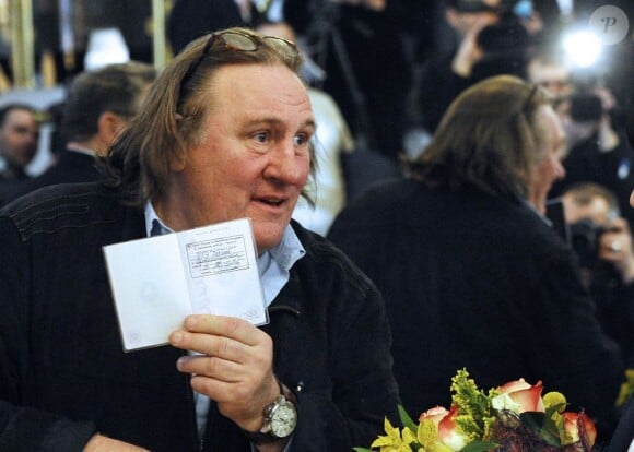 Gérard Depardieu s'enregistrait officiellement comme résident de Mordovie au Théâtre national de Saransk, le 23 février 2013. L'acteur s'est enregistré au 1, rue de la Démocratie (Demokraticheskaïa), ce qui correspond à l'adresse de membres de la famille de son ami Nikolaï Borodatchev, directeur du Fonds d'archives cinématographiques russes. 