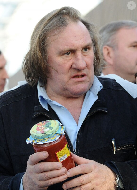 Gérard Depardieu en visite dans des entreprises agricoles de Mordovie le 23 février 2013.