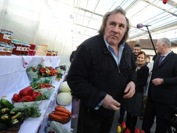 Gérard Depardieu en visite dans des entreprises agricoles de Mordovie le 23 février 2013.