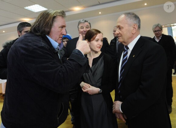 Gérard Depardieu en visite dans des entreprises agricoles de Mordovie le 23 février 2013.