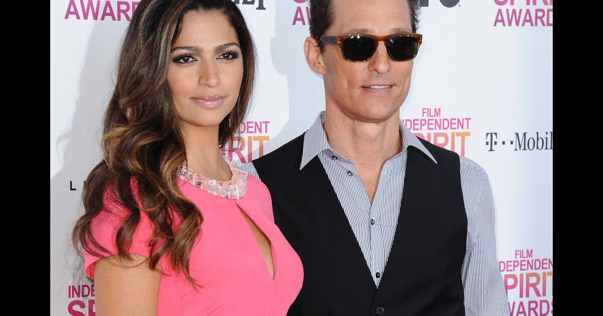 Camila Alves rayonnante pour le sacre de son mari Matthew McConaughey