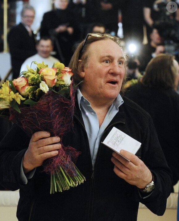 Gérard Depardieu, heureux comme tout, s'enregistrait officiellement comme résident de Mordovie au Théâtre national de Saransk, le 23 février 2013. L'acteur s'est enregistré au 1, rue de la Démocratie (Demokraticheskaïa), ce qui correspond à l'adresse de membres de la famille de son ami Nikolaï Borodatchev, directeur du Fonds d'archives cinématographiques russes.