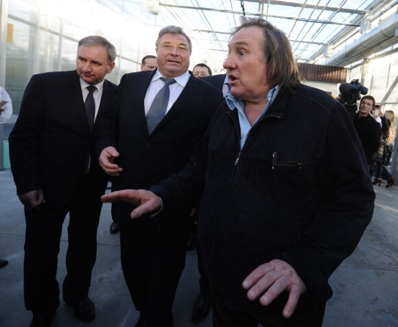 Gérard Depardieu et le ministre de l'agriculture et de l'alimentation, Vladimir Sidorov, rencontrent les commerçants de son quartier à Saransk lors d'une visite d'un complexe agricole le 24 fevrier 2013.