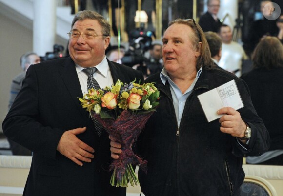 Gérard Depardieu, accueilli comme un roi, s'enregistrait officiellement comme résident de Mordovie au Théâtre national de Saransk, le 23 février 2013. L'acteur s'est enregistré au 1, rue de la Démocratie (Demokraticheskaïa), ce qui correspond à l'adresse de membres de la famille de son ami Nikolaï Borodatchev, directeur du Fonds d'archives cinématographiques russes.