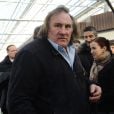 Geérard Depardieu rencontre les commerçants de son quartier à Saransk lors d'une visite d'un complexe agricole le 24 fevrier 2013.