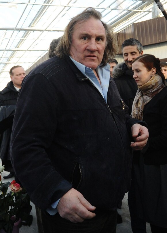 Geérard Depardieu rencontre les commerçants de son quartier à Saransk lors d'une visite d'un complexe agricole le 24 fevrier 2013.