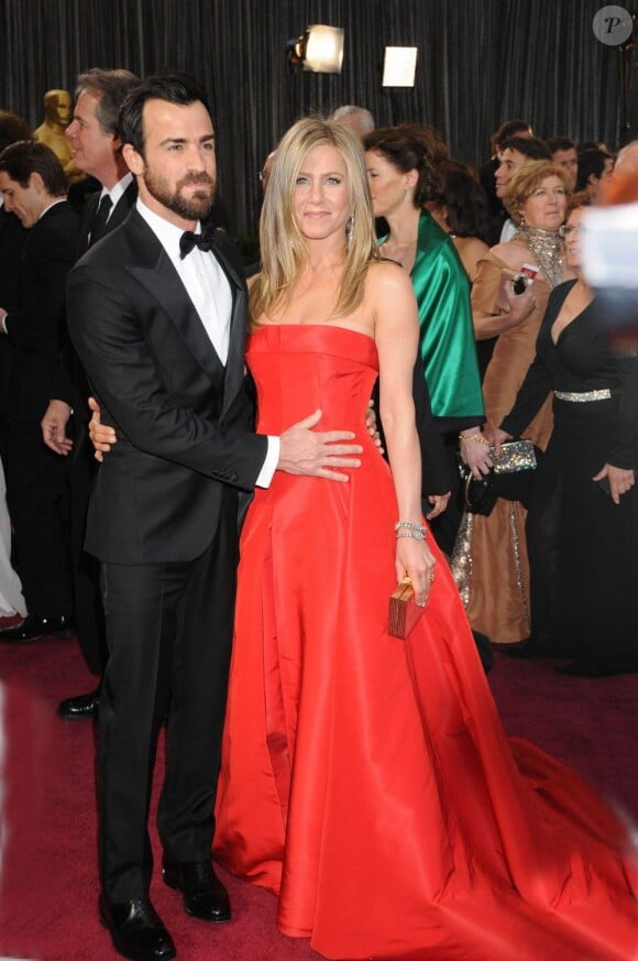 Justin Theroux pose sa main sur le ventre de Jennifer Aniston lors de la 85e cérémonie des Oscars à Los Angeles le 24 février 2013.