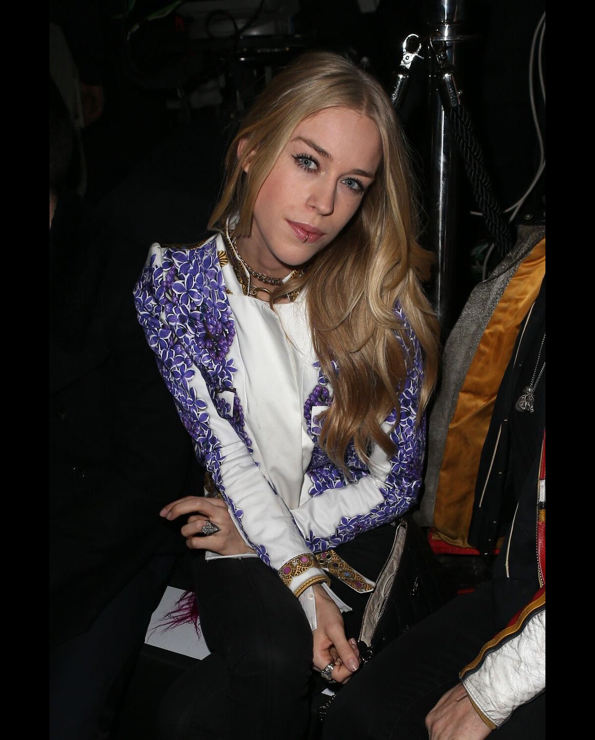 Vidéo : Le mannequin/DJ Mary Charteris assiste au défilé de lingerie ...