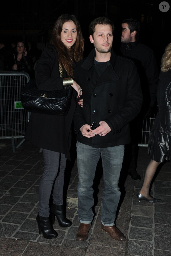 Laura Isaaz et Nicolas Duvauchelle arrivent à la Bourse du Commerce pour assister au défilé de lingerie Etam. Paris, le 26 février 2013.