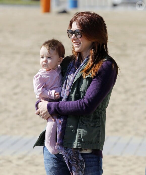  La jolie Alyson Hannigan avec son mari, Alexis Denisof et ses filles Satyana et Keeva, à la plage de Santa Monica, à Los Angeles, le 23 février 2013.