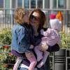 Alyson Hannigan et ses filles Satyana et Keeva, à la plage de Santa Monica, à Los Angeles, le 23 février 2013.