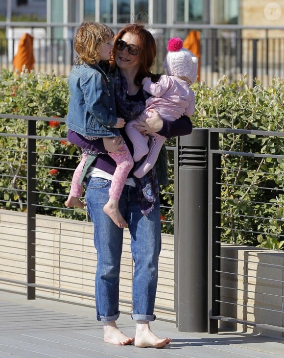  Alyson Hannigan et ses filles Satyana et Keeva, à la plage de Santa Monica, à Los Angeles, le 23 février 2013.