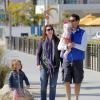  Alyson Hannigan avec son mari, Alexis Denisof et ses filles Satyana et Keeva, à la plage de Santa Monica, à Los Angeles, le 23 février 2013.