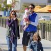  L'actrice Alyson Hannigan avec son mari, Alexis Denisof et ses filles Satyana et Keeva, à la plage de Santa Monica, à Los Angeles, le 23 février 2013.