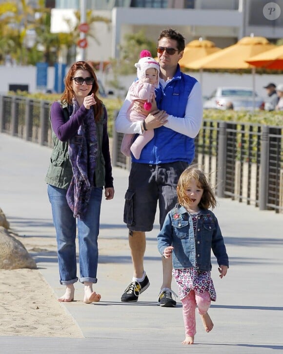  L'actrice Alyson Hannigan avec son mari, Alexis Denisof et ses filles Satyana et Keeva, à la plage de Santa Monica, à Los Angeles, le 23 février 2013.