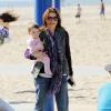  Alyson Hannigan avec son mari, Alexis Denisof et ses filles Satyana et Keeva, à la plage de Santa Monica, à Los Angeles, le 23 février 2013.