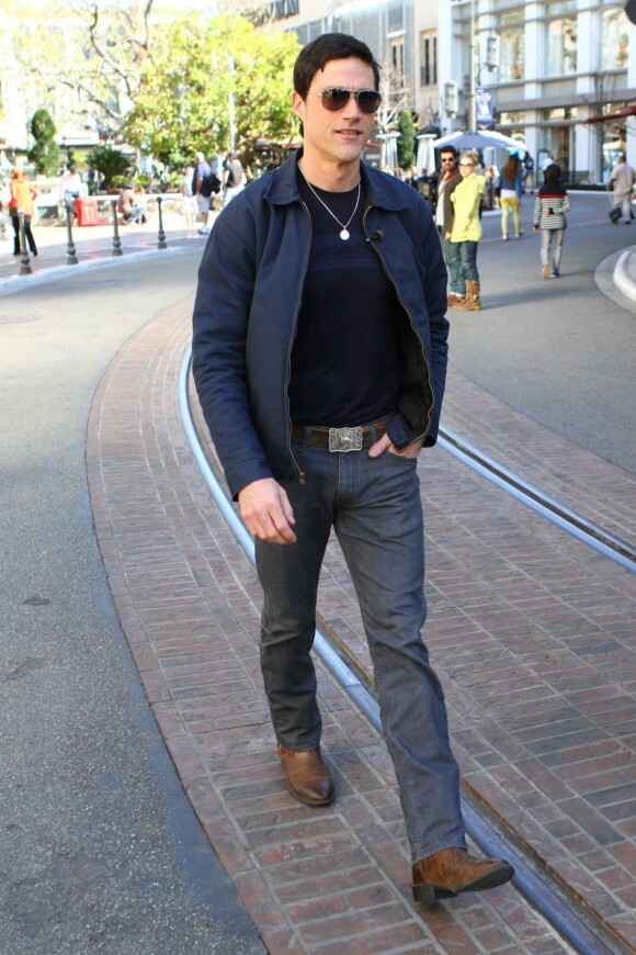 Matthew Fox sur le plateau de l'émission Extra à Los Angeles, le 25 février 2013.