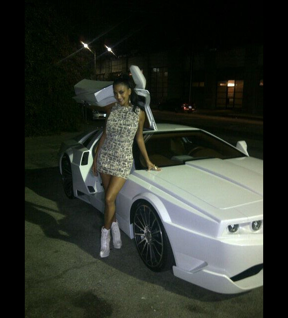 Nicole Scherzinger pose devant l'une des voitures futuristes de will.i.am le 14 août 2012.