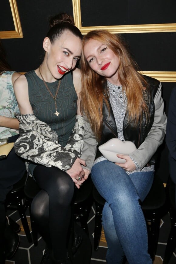 Joséphine de la Baume et Lizzie Jagger au  défilé H&M qui avait lieu au musée Rodin à Paris le 27 février 2013