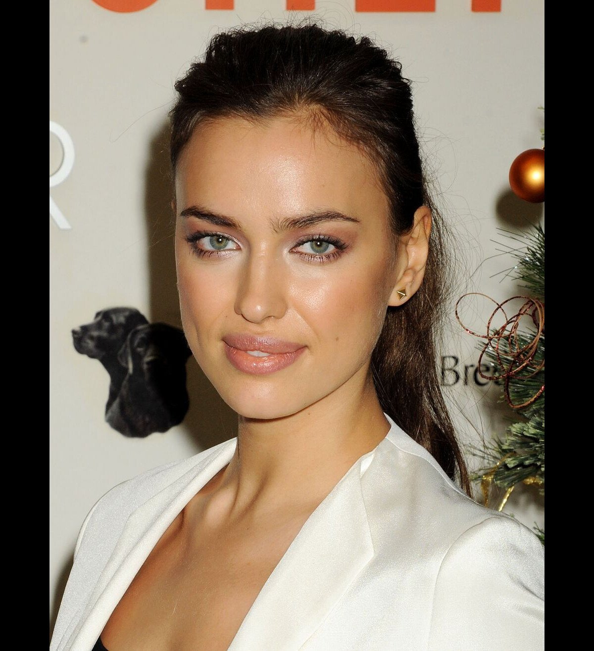 Photo : Supermodel Irina Shayk Spreads Holiday Cheer at the ASPCA's - Irina Shayk Height – Supermodel Stats That Stun
