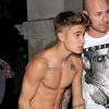 Justin Bieber, en piteux état, montre ses abdos à la sortie d'un concert à Londres le 28 février 2013.