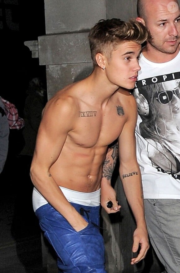 Justin Bieber, en piteux état, montre ses abdos à la sortie d'un concert à Londres le 28 février 2013.